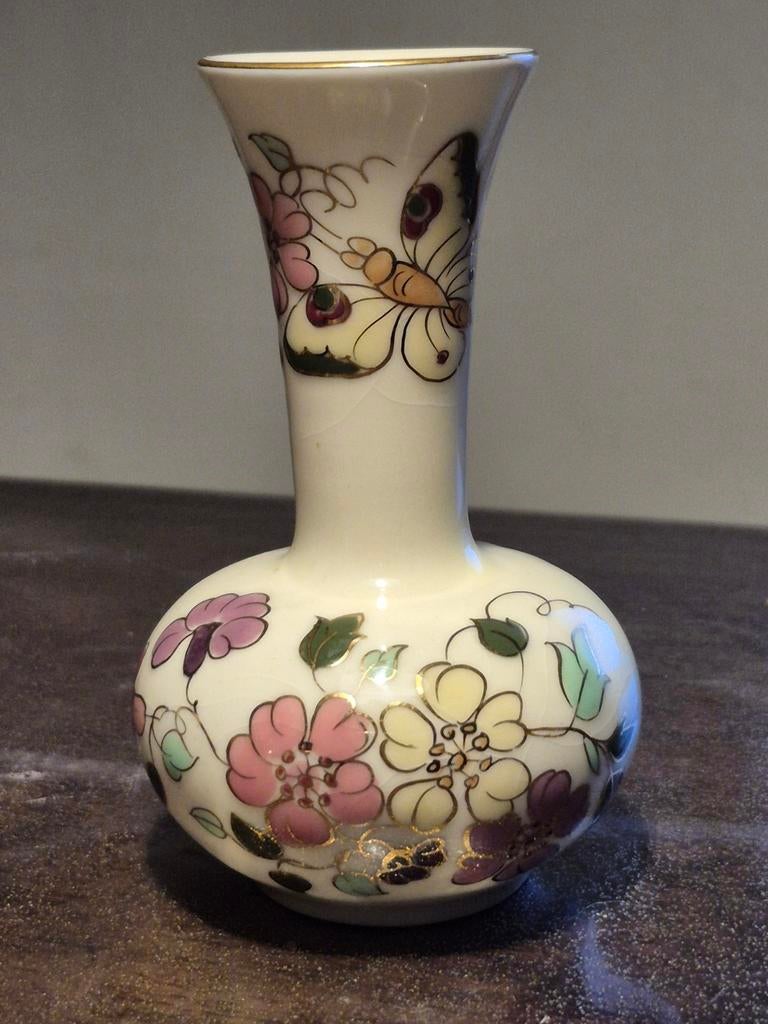 Klein Zsolnay vaasje met bloemen en vlinder 11 hoog, Ophalen of Verzenden