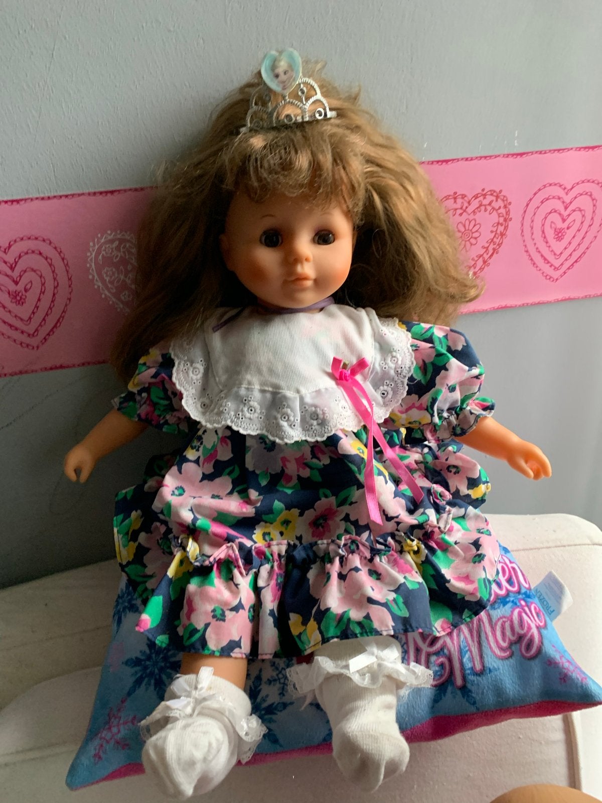 Leuke babypop met bloemetjesjurk en kroontje, Ophalen of Verzenden, Gebruikt, Babypop
