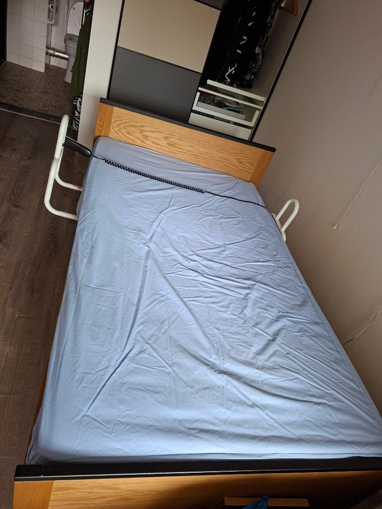 Elektrisch Hoog Laag bed in goede staat, Ophalen, Verstelbaar, Eenpersoons, Bruin