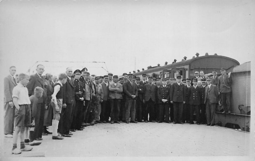 W392 Zwijndrecht 1e trein na de staking 1945 ww2 FOTOKAART, Verzamelen, Ophalen of Verzenden, 1940 tot 1960, Zuid-Holland