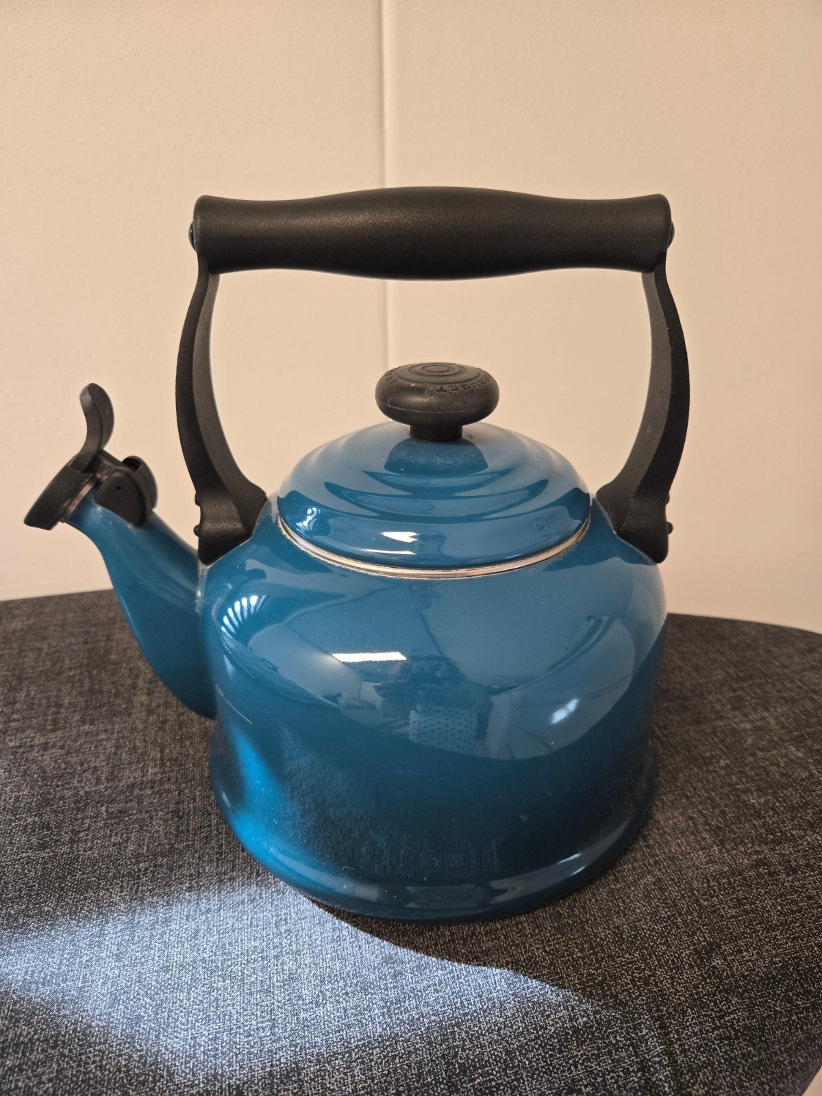 Le Creuset fluitketel 2.1L - Teal, Ophalen of Verzenden, Metaal, Le Creuset, Theepot/fluitketel