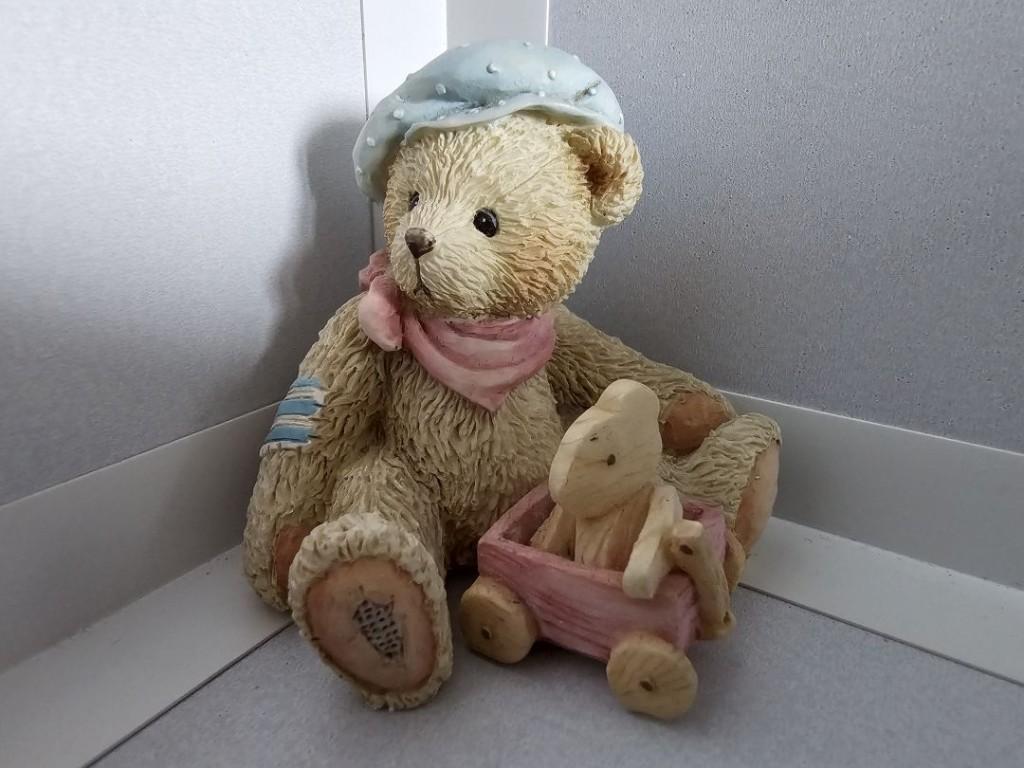 Origineel beertje met blauwe muts van Priscilla Hillman, Verzamelen, Beren en Cherished Teddies, Ophalen of Verzenden, Nieuw, Beeldje