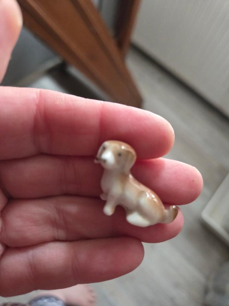 Miniatuur porseleinen hondje - schattig decoratiebeeldje, Ophalen of Verzenden, Zo goed als nieuw, Dier
