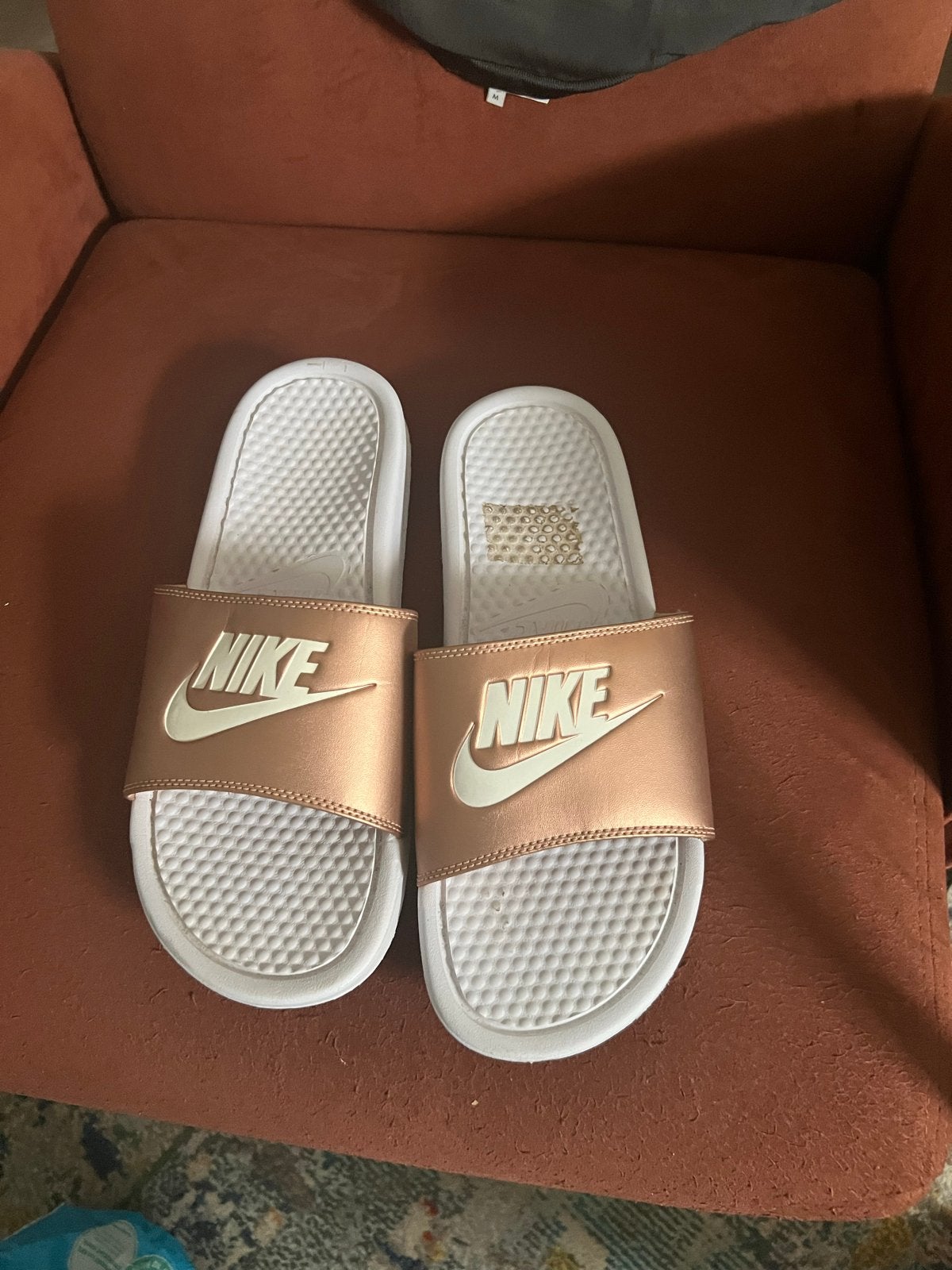 Nike slippers maat 42 - Roségoud en wit, Ophalen, Overige kleuren, Slippers