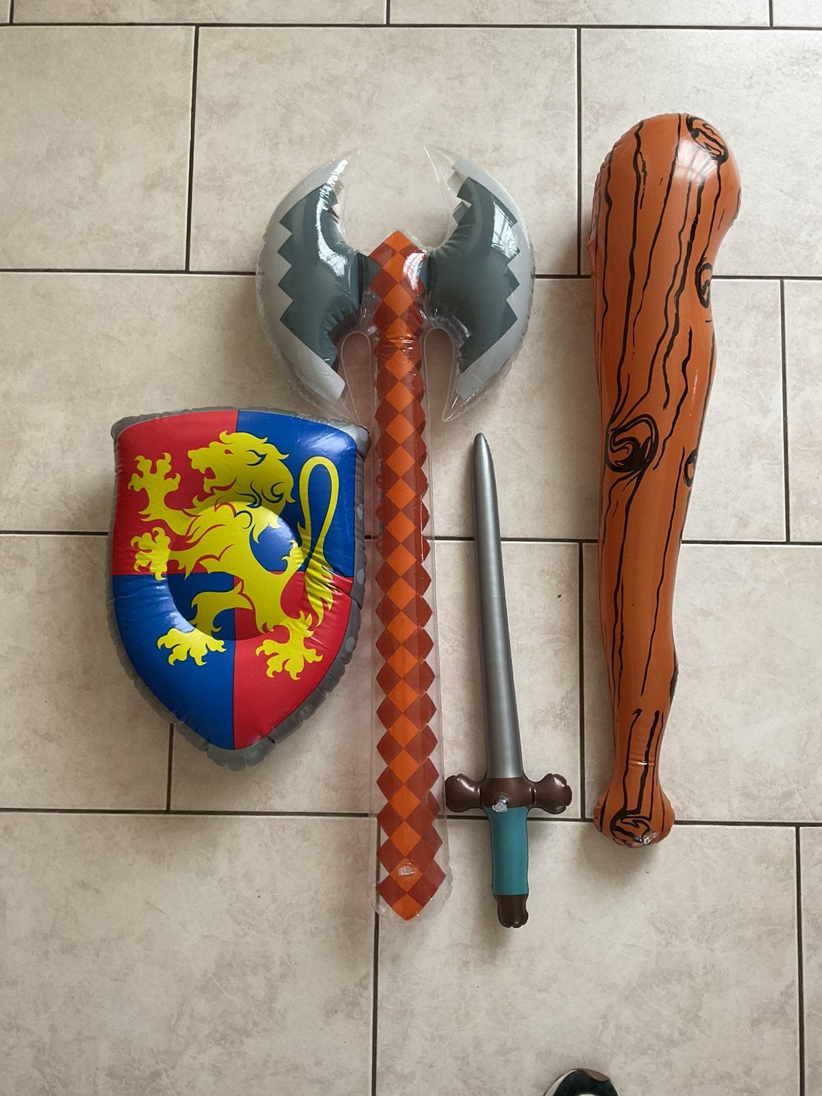 Opblaasbaar speelgoed strijdbijl knots schild zwaard ., Ophalen of Verzenden, Zo goed als nieuw