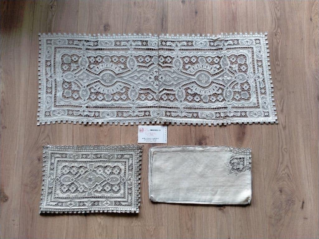 Antiek chinees tafel linnen/placemats met certificaat., Ophalen of Verzenden, Zo goed als nieuw, Wit, Placemat