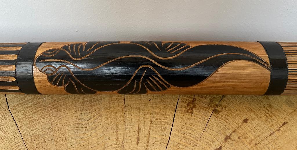 didgeridoo fraai bewerkt, Muziek en Instrumenten, Blaasinstrumenten | Didgeridoos, Ophalen, Zo goed als nieuw