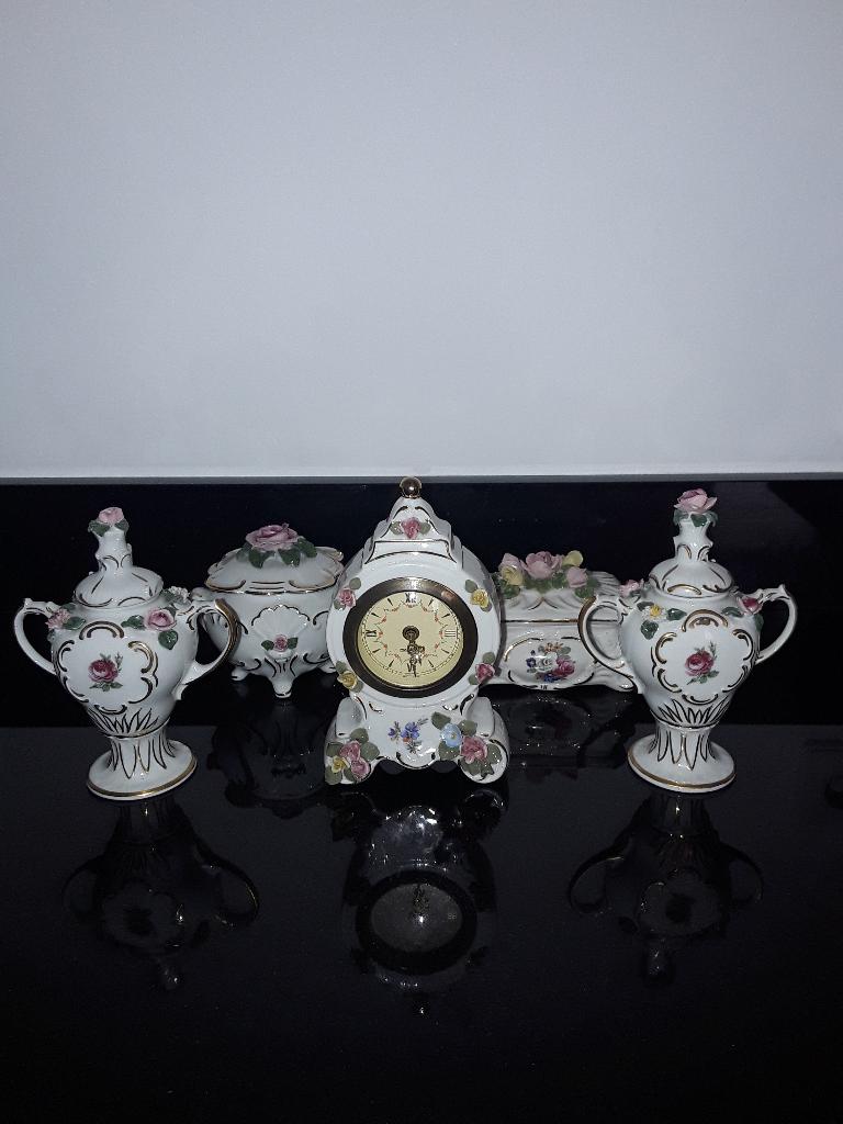 Antiek Dresden klokkenstel met 2 dekseldozen, Verzenden, Zo goed als nieuw, Porselein, Overige typen