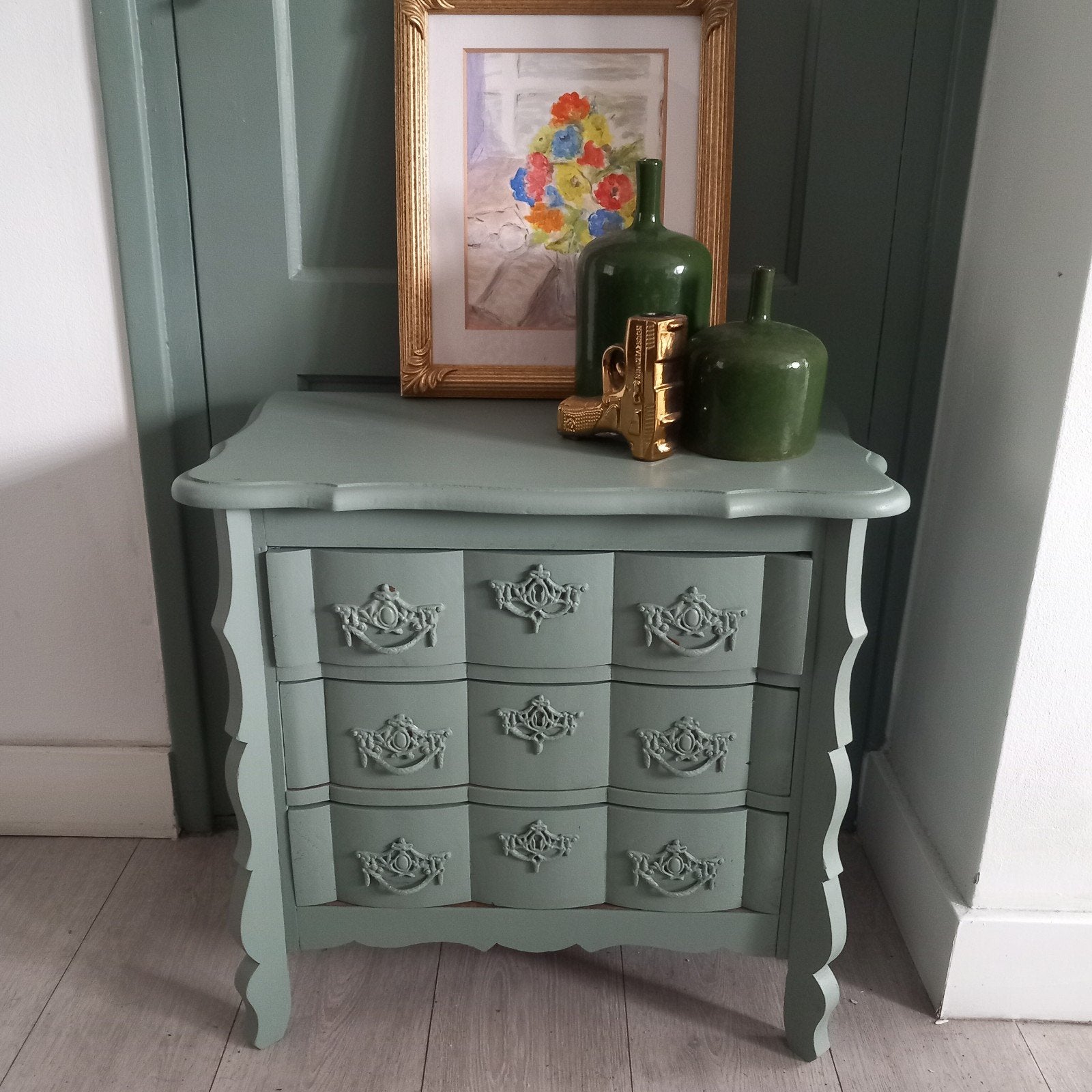 Gerestyled mos groen buikkast, Ophalen