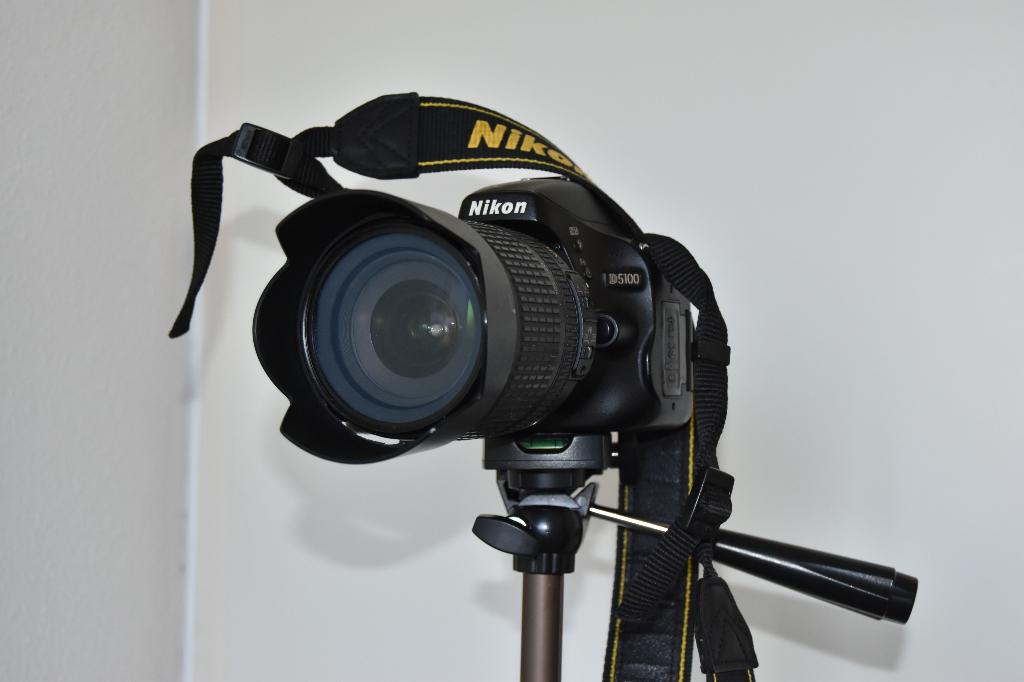 Nikon D5100 met twee Nikon lenzen.18-105mm.18-55mm., Spiegelreflex, Ophalen of Verzenden, Zo goed als nieuw, Geen optische zoom