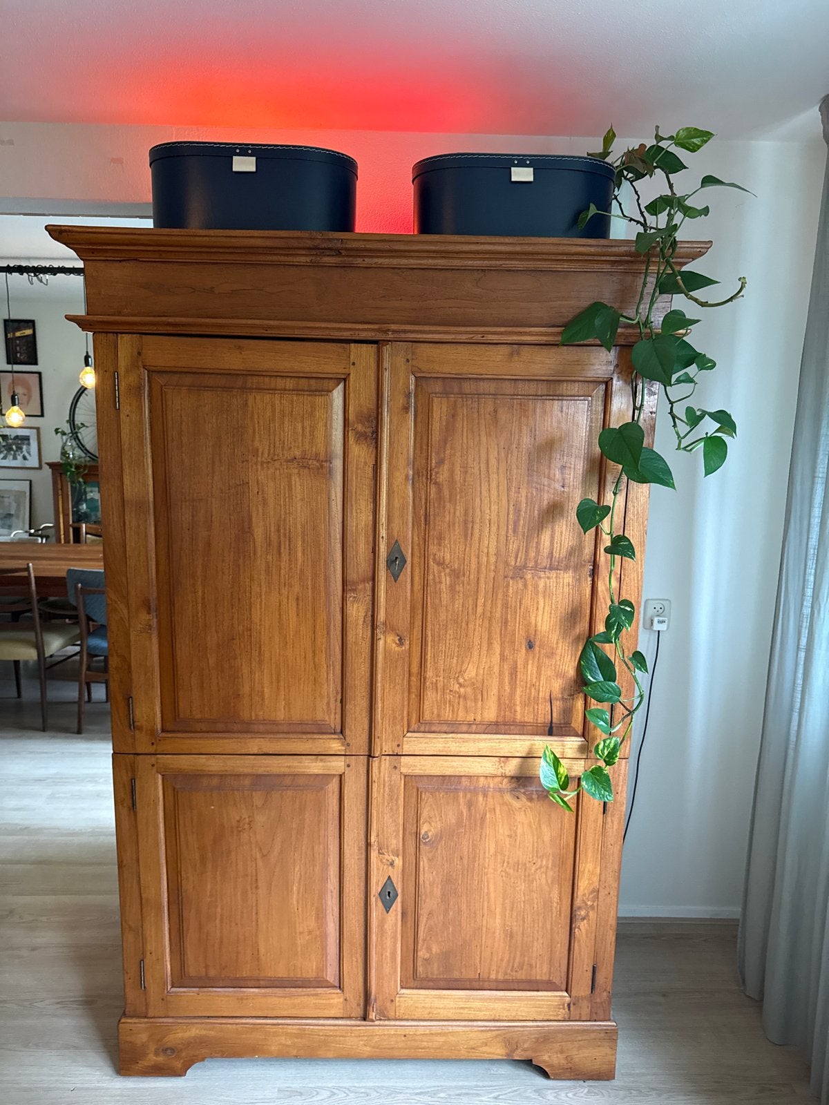 Massief teak houten kast met uitschuifbaar blad, Ophalen