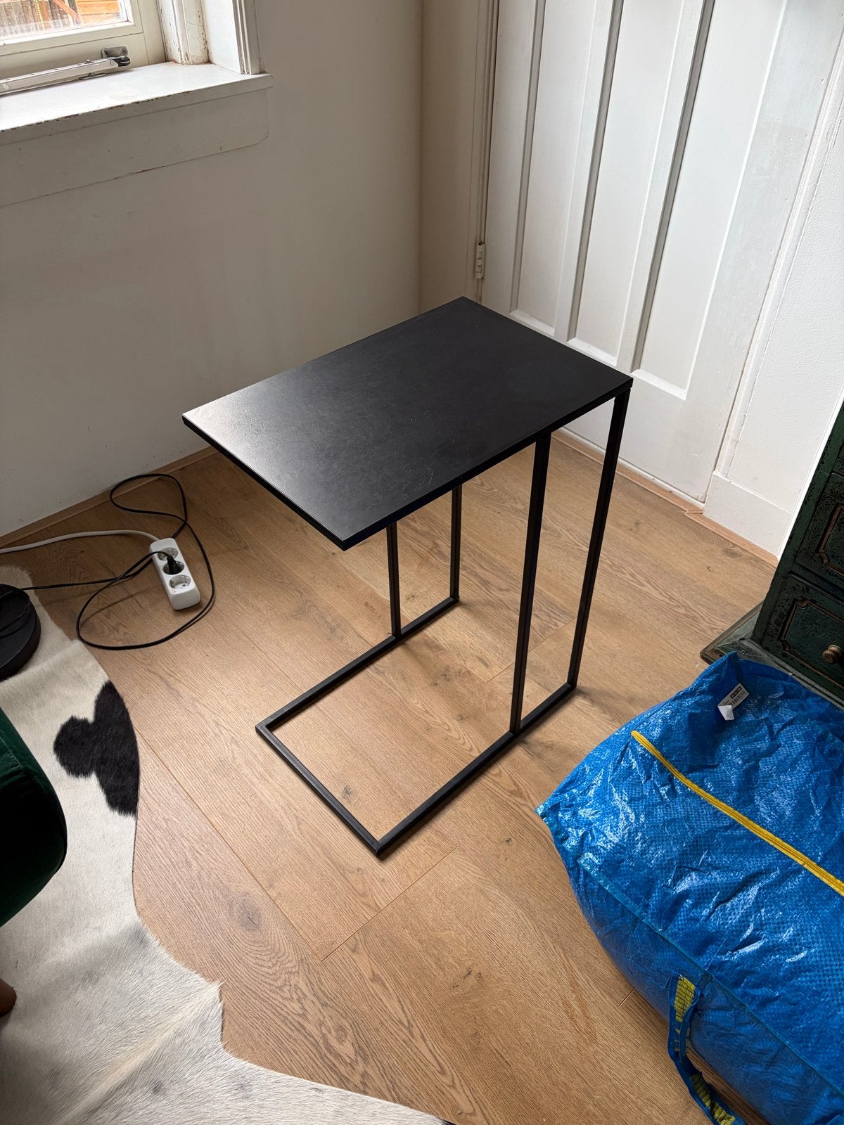 Zwarte bijzettafel/laptoptafel - Modern design, Ophalen, Minder dan 55 cm, Metaal of Aluminium, Zo goed als nieuw