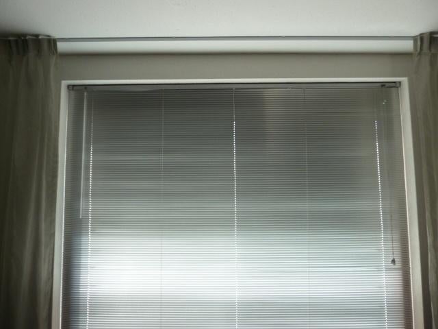 Luxaflex, jaloezie metaal grijs L239 x H154cm, smalle strips, Ophalen, Gebruikt, Grijs