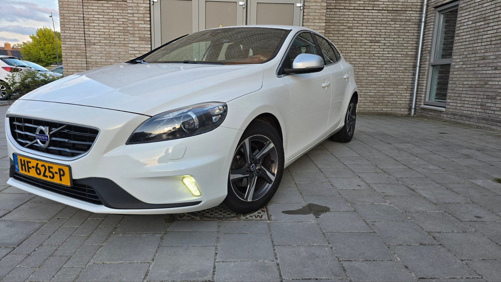 Volvo V40 D2 | R-Design | 163.300km| Nieuwe APK + Onderhoud, Voorwielaandrijving, Automatische klimaatregeling, Zwart, 4 cilinders