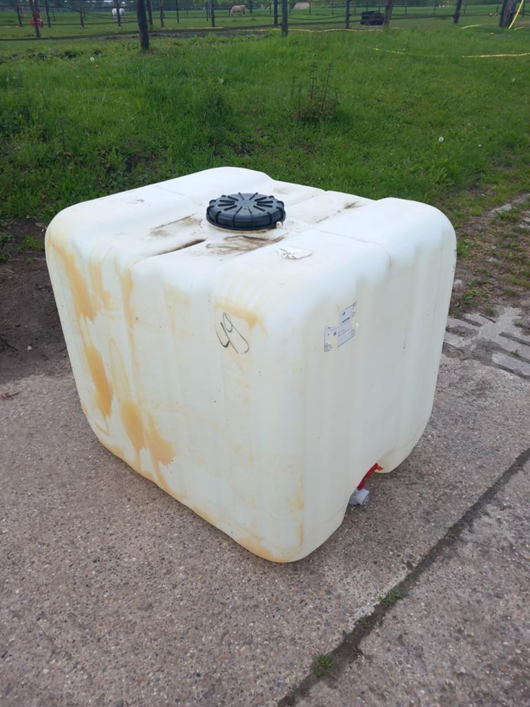 Gratis grote kunststof watertank met kraan - 1000 liter, Kunststof, Gebruikt, Met kraantje, 150 liter of meer
