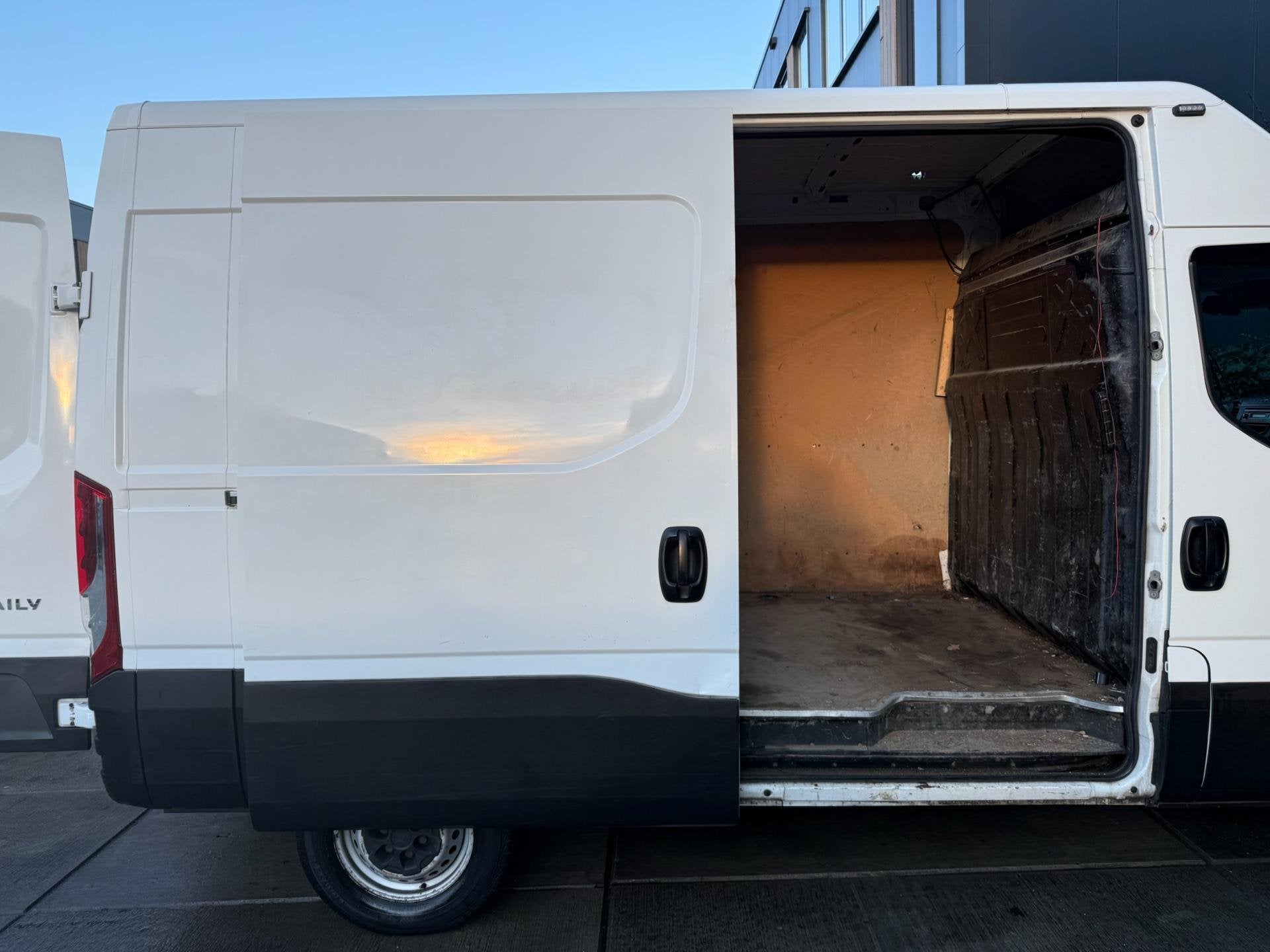 Iveco Daily 35S14V 2.3 352! 3-Persoons! Clima! Cruise!, Auto's, Bestelauto's, Iveco, Wit, 14 km/l, Bedrijf