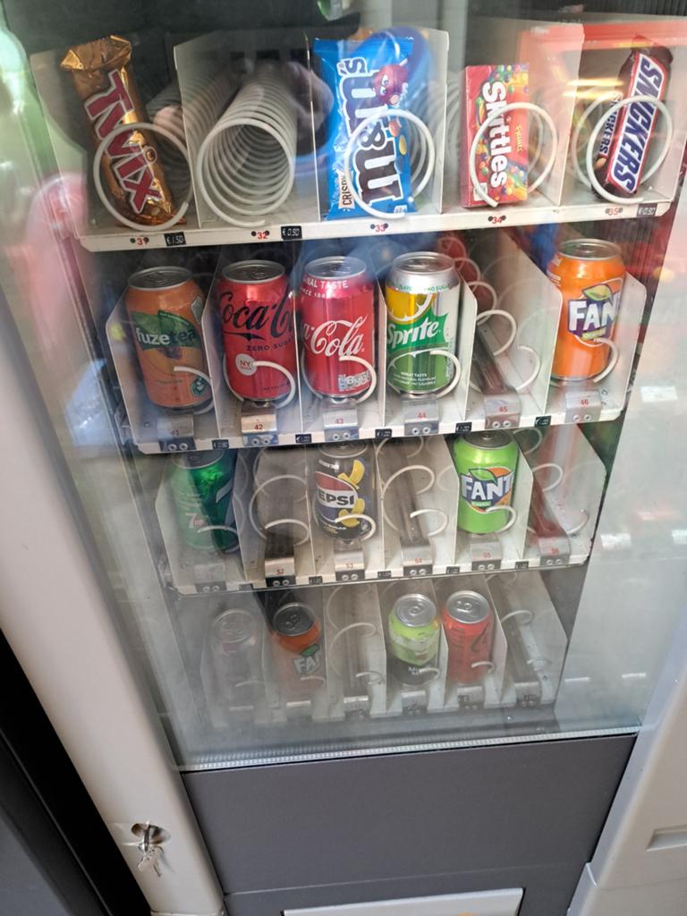Fris / snack automaat compact model gekoeld, Ophalen, Gebruikt