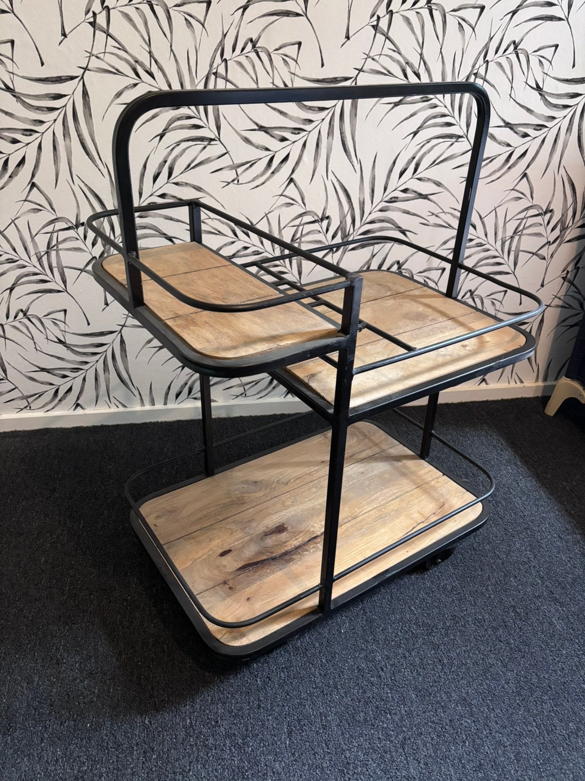 Industriële serveerwagen:bar trolley, mangohout&zwart metaal, Ophalen, Trolley, Metaal, Zo goed als nieuw
