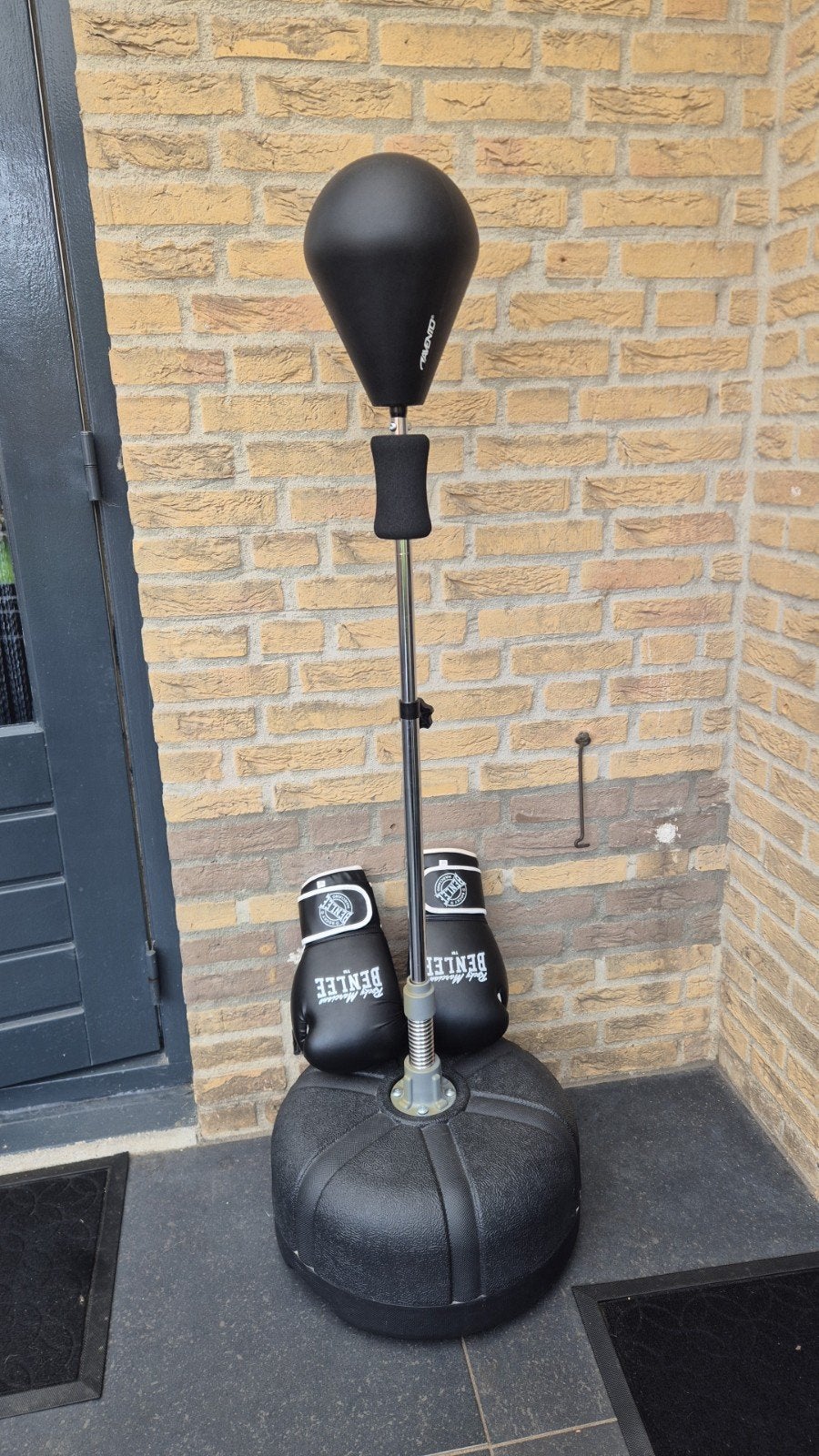 Boksbal met handschoenen in nieuwstaat - af te halen Sittard, Ophalen, Zo goed als nieuw, Overige, Vechtsportmateriaal