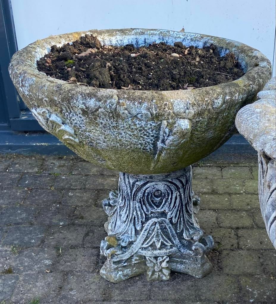 Decoratieve betonnen bloempot op voet - Klassieke urn, Ophalen, Gebruikt, Minder dan 60 cm, Rond