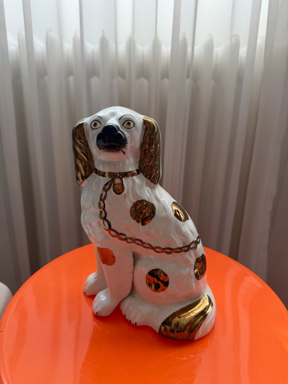 Vintage Keramieken Hond Beeldje - Wit met goud hoerenhondje, Ophalen of Verzenden