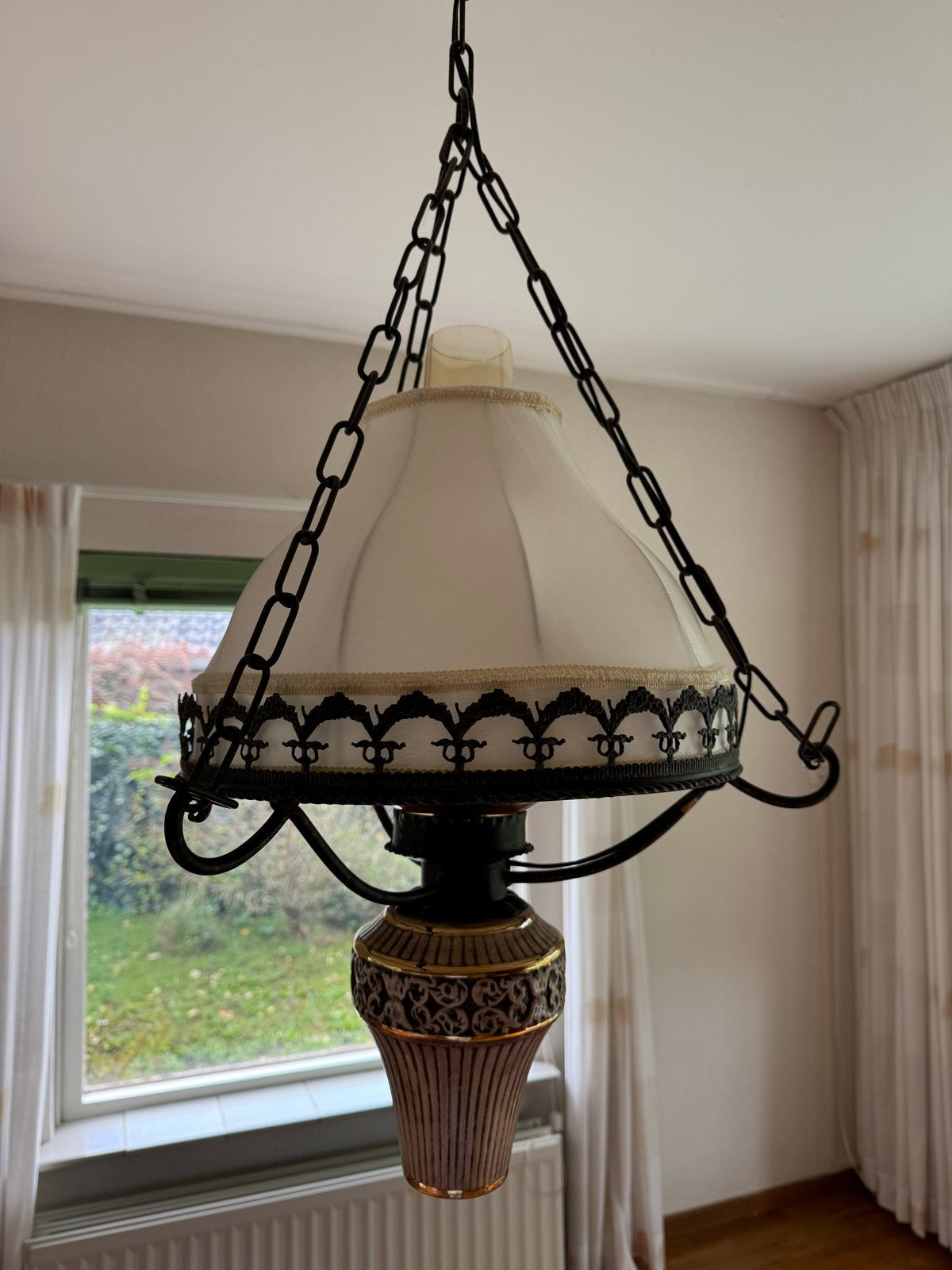 Vintage Hanglamp met Stoffen Kap en Sierlijke Details, Antiek en Kunst, Ophalen