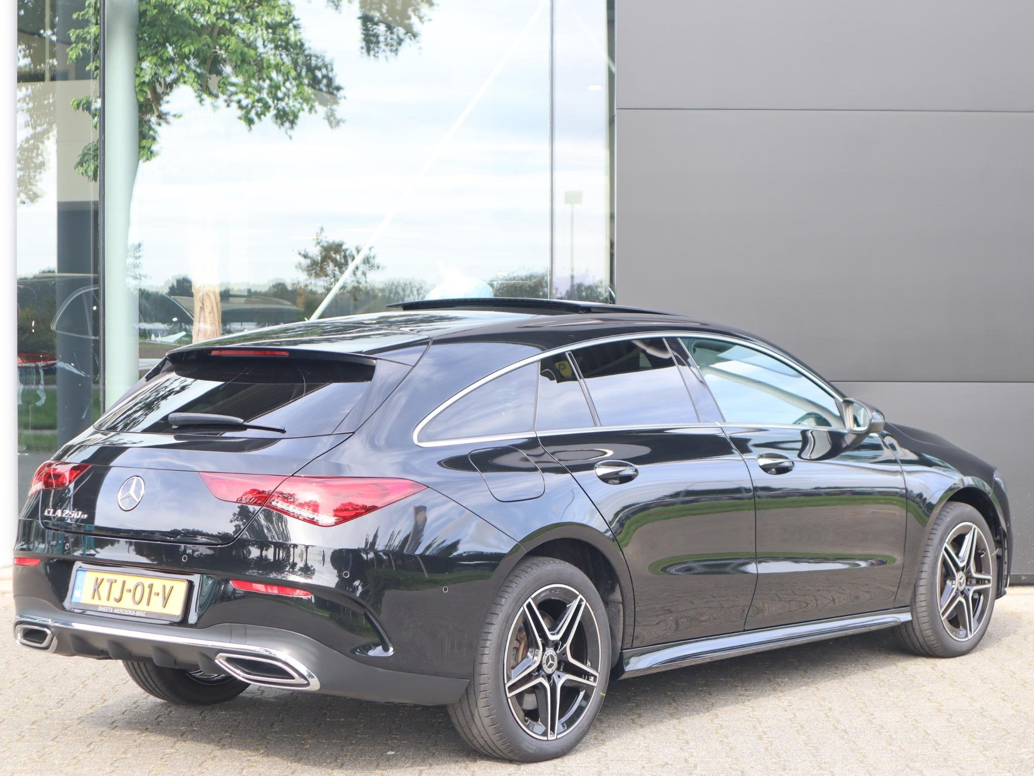 Mercedes-Benz CLA-klasse Shooting Brake 250 e AMG Line, Auto's, Gebruikt, 4 cilinders, 16 kWh, Zwart