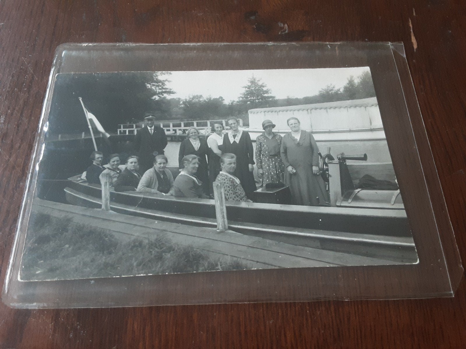 Oude kaart groepje personen op een rondvaartboot., Ophalen of Verzenden, Voor 1920, Zeeland