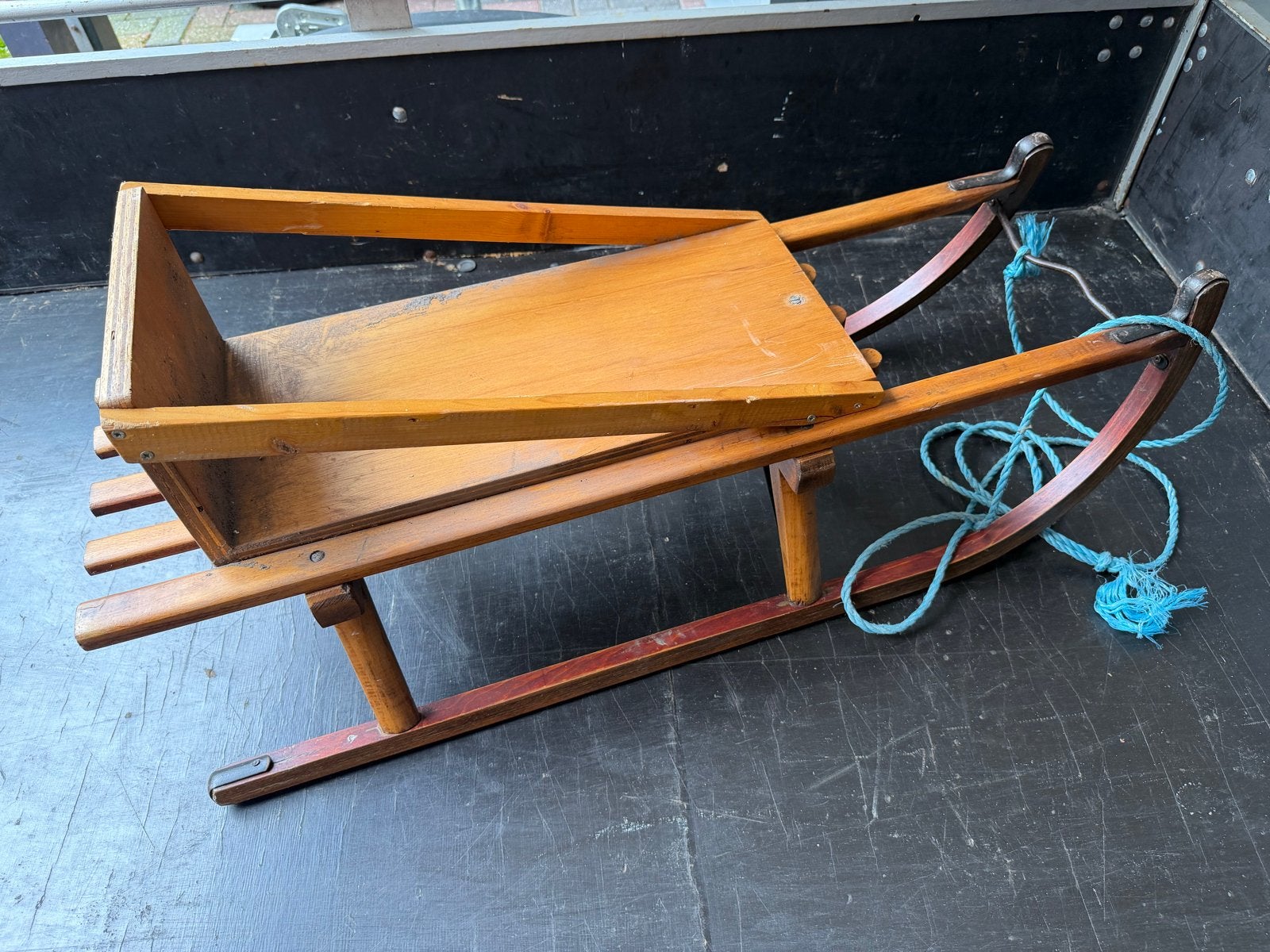 Vintage houten slee met rugleuning, Ophalen, Rugleuning, Gebruikt, Hout