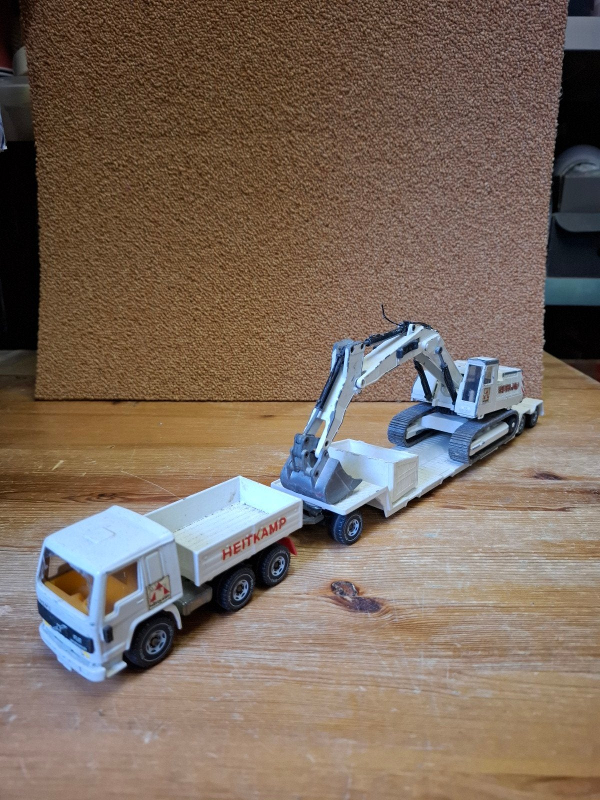 Siku Heitkamp Volvo met dieplader en kraan, Ophalen of Verzenden, Gebruikt, Bus of Vrachtwagen, SIKU