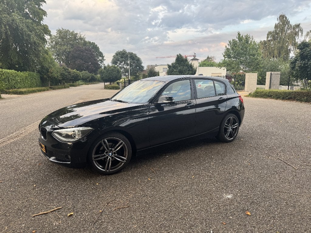 BMW 1-Serie 116I 100KW 5DR 2012 Zwart, Auto's, 1-Serie, Zwart, 4 cilinders, Zwart