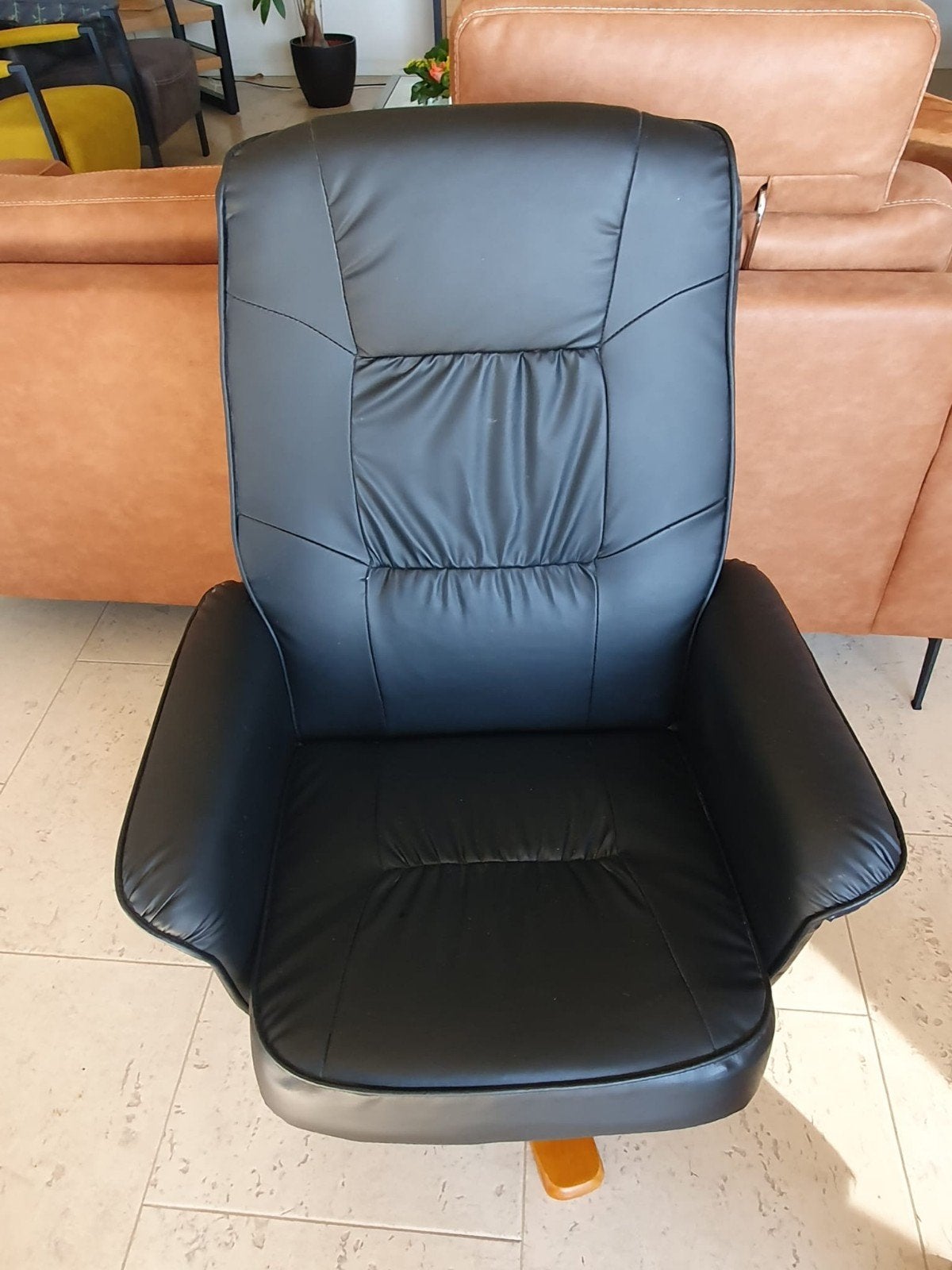 Comfortabele zwarte relaxfauteuil met voetenbank, Ophalen, Gebruikt, Modern, Comfort, 50 tot 75 cm