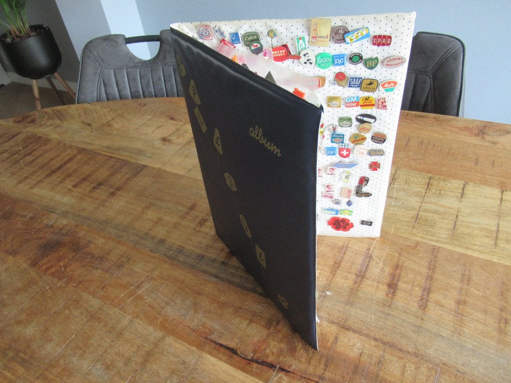 Mooi Album Speldjesboek Boek met oude speldjes pin button, Verzamelen, Speldjes, Pins en Buttons, Ophalen of Verzenden, Zo goed als nieuw