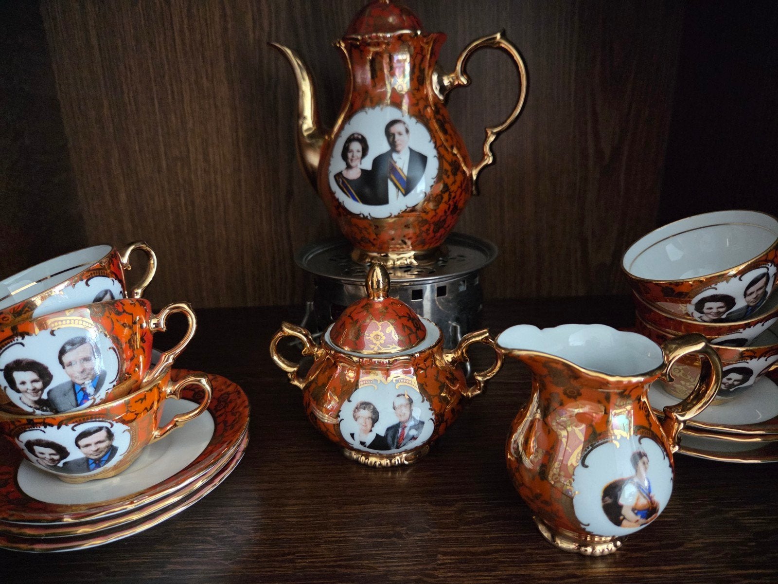 Vintage Oranje Servies met Koninklijke Portretten, Antiek en Kunst, Antiek | Porselein, Ophalen