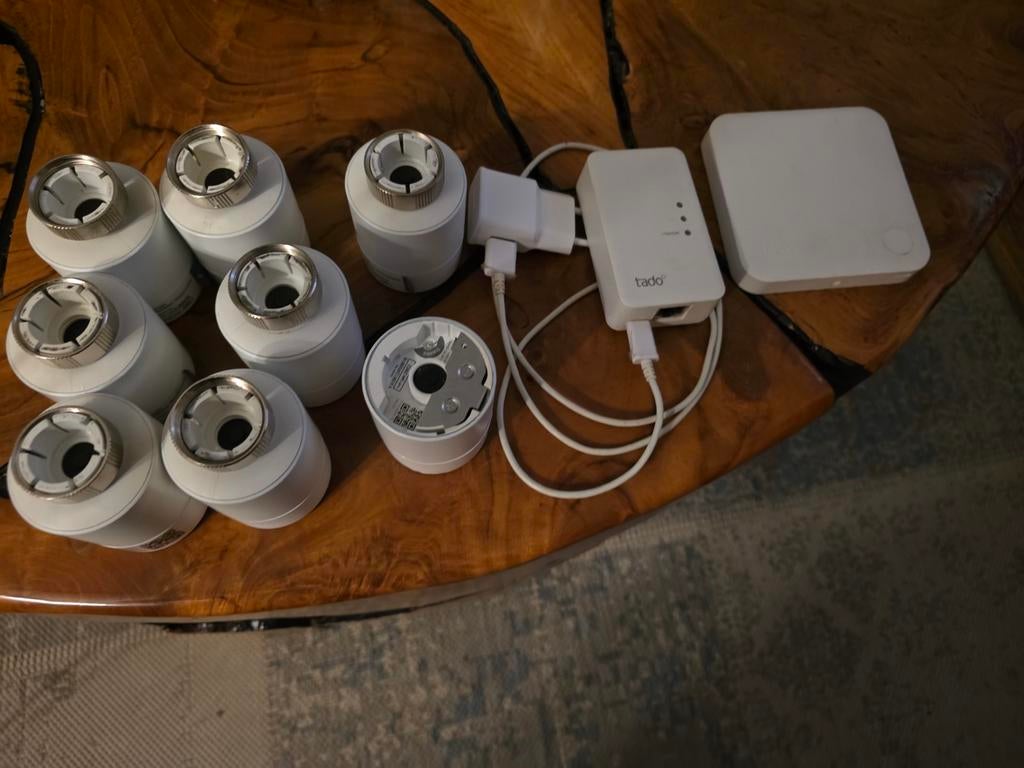 Tado Slimme Radiatorknoppen Set (8x) + Bridge + Receiver, Ophalen of Verzenden, Slimme thermostaat, Zo goed als nieuw