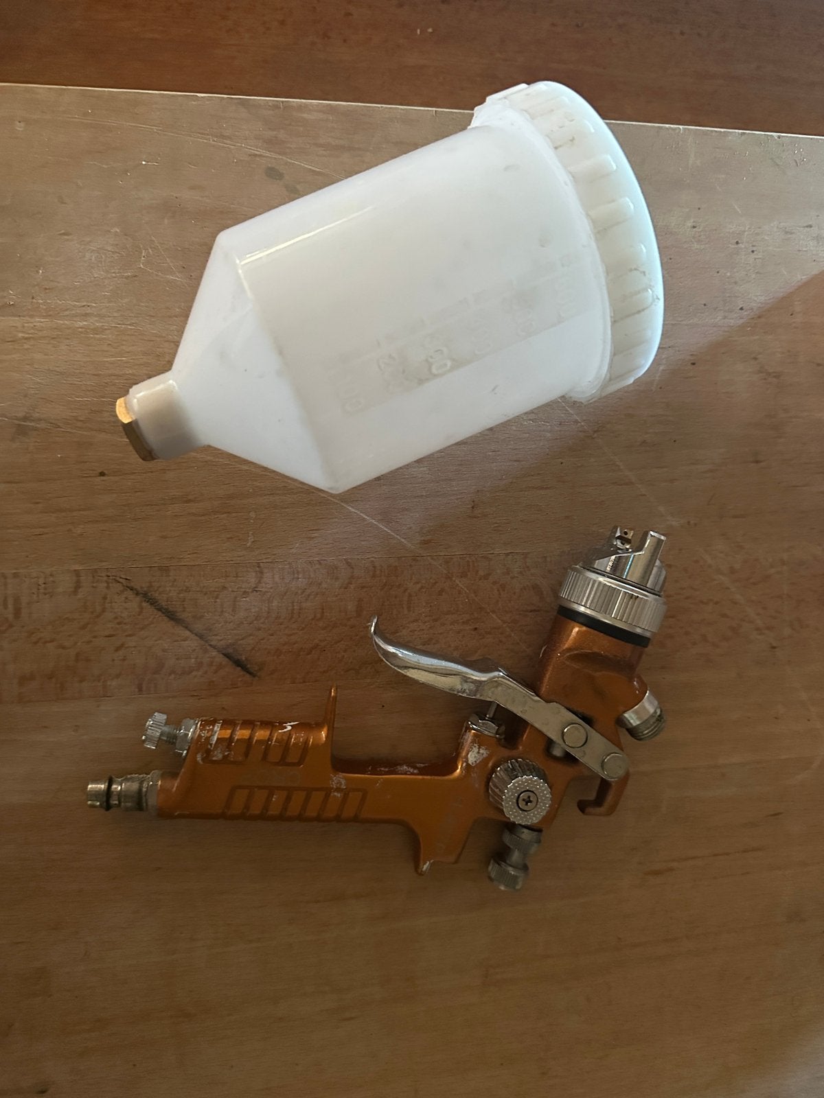 HVLP Verfspuit 1,3mm met 600ml bovenbeker, Ophalen, Zo goed als nieuw