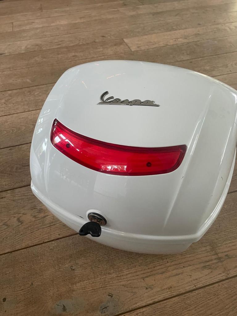 Vespa topkoffer wit met rugsteun en bagagerek, Fietsen en Brommers, Ophalen, Gebruikt, Overige typen, Vespa