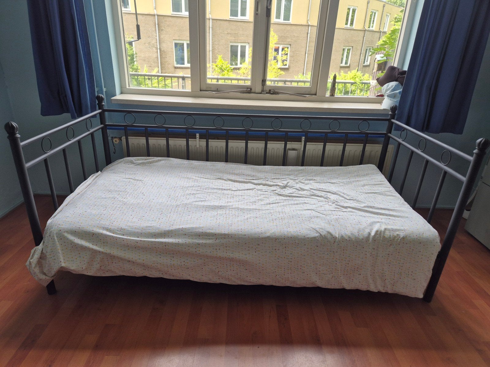 Bed, zwart metalen ombouw, 90x200cm, Ophalen, Gebruikt, 90 cm, Eenpersoons