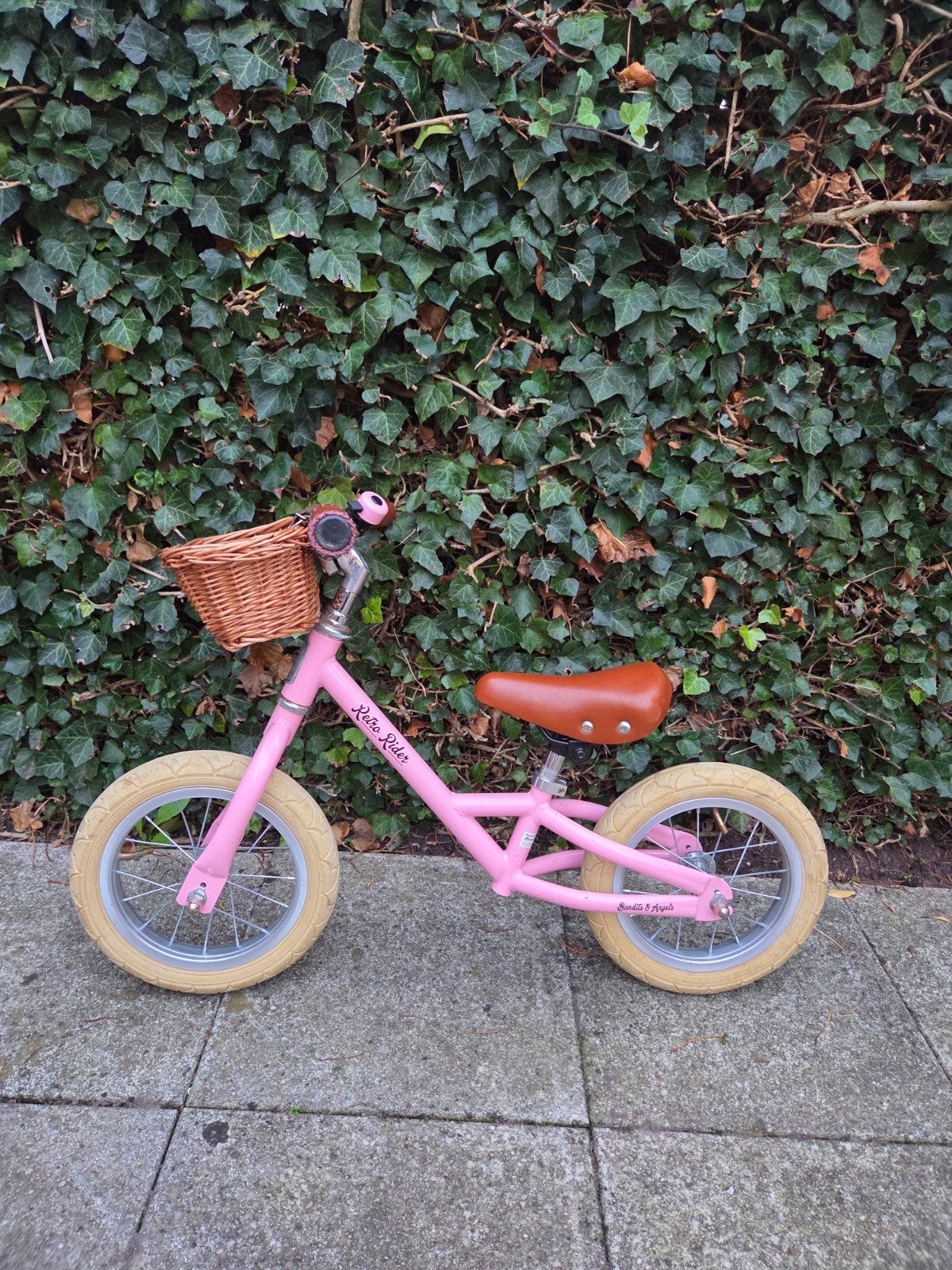 Foto 4 van Roze Bandits & Angels loopfiets met rieten mandje