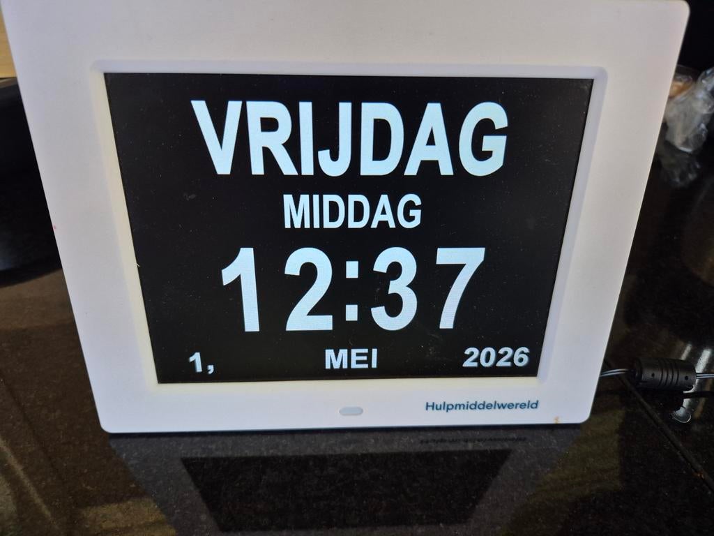 Digitale Dagklok met Datum en Tijd - HulpMiddelWereld, Ophalen of Verzenden, Zo goed als nieuw, Digitaal, Wekker of Tafelklok