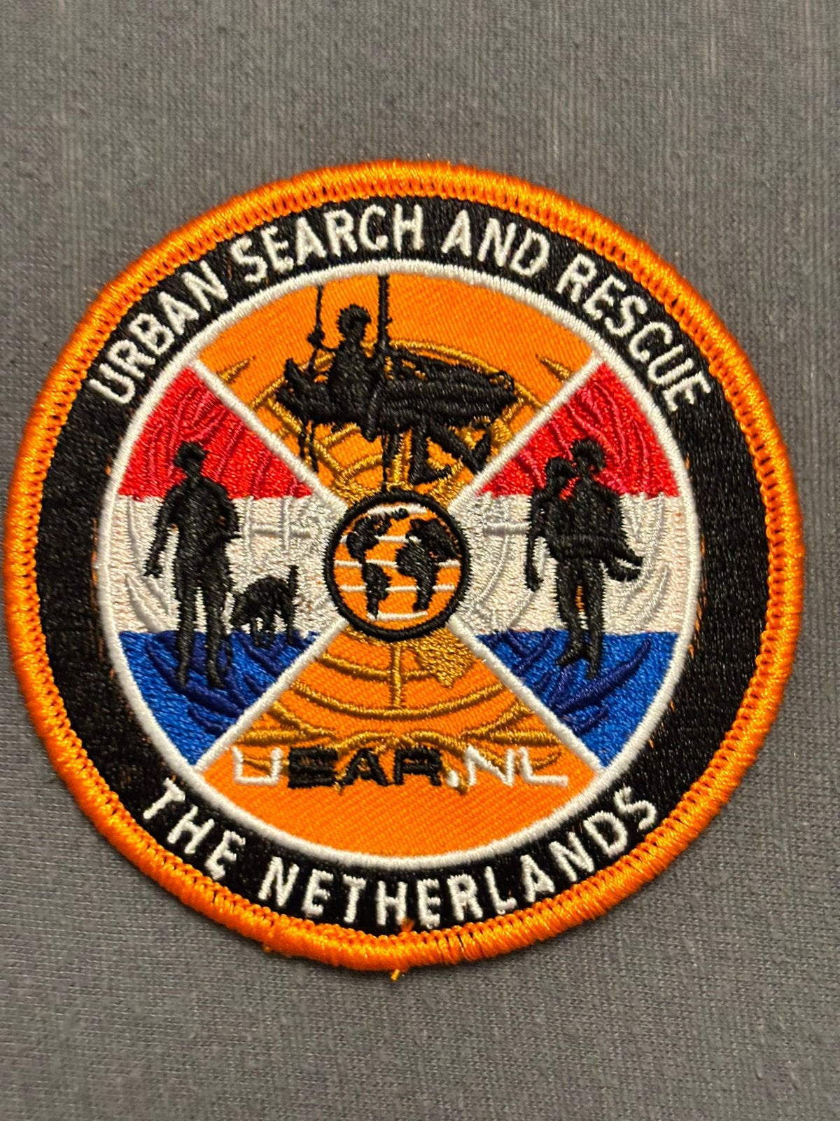 Origineel Embleem USARNL urban search and rescue, Verzamelen, Verzenden, Landmacht, Nederland, Embleem of Badge