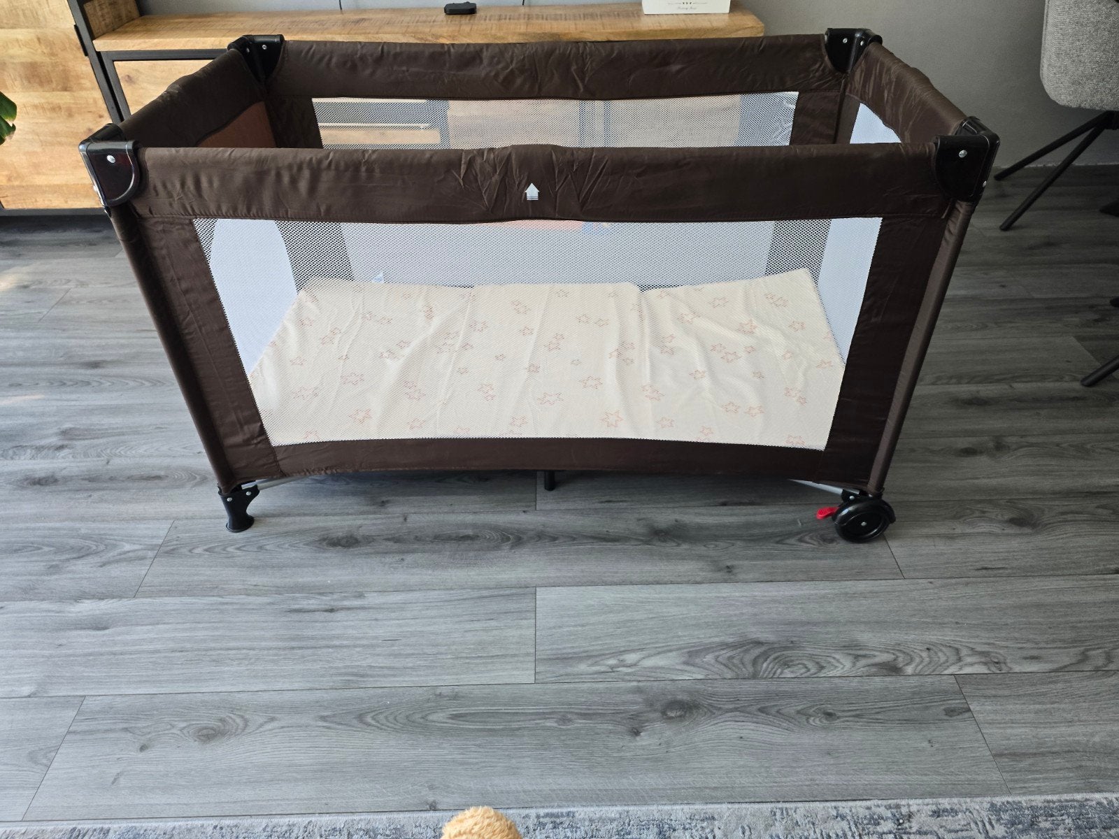 Compact en handig reisbedje - Bruin, Kinderen en Baby's, Babywiegjes en Ledikanten, Ophalen, Gebruikt, Reisbedje