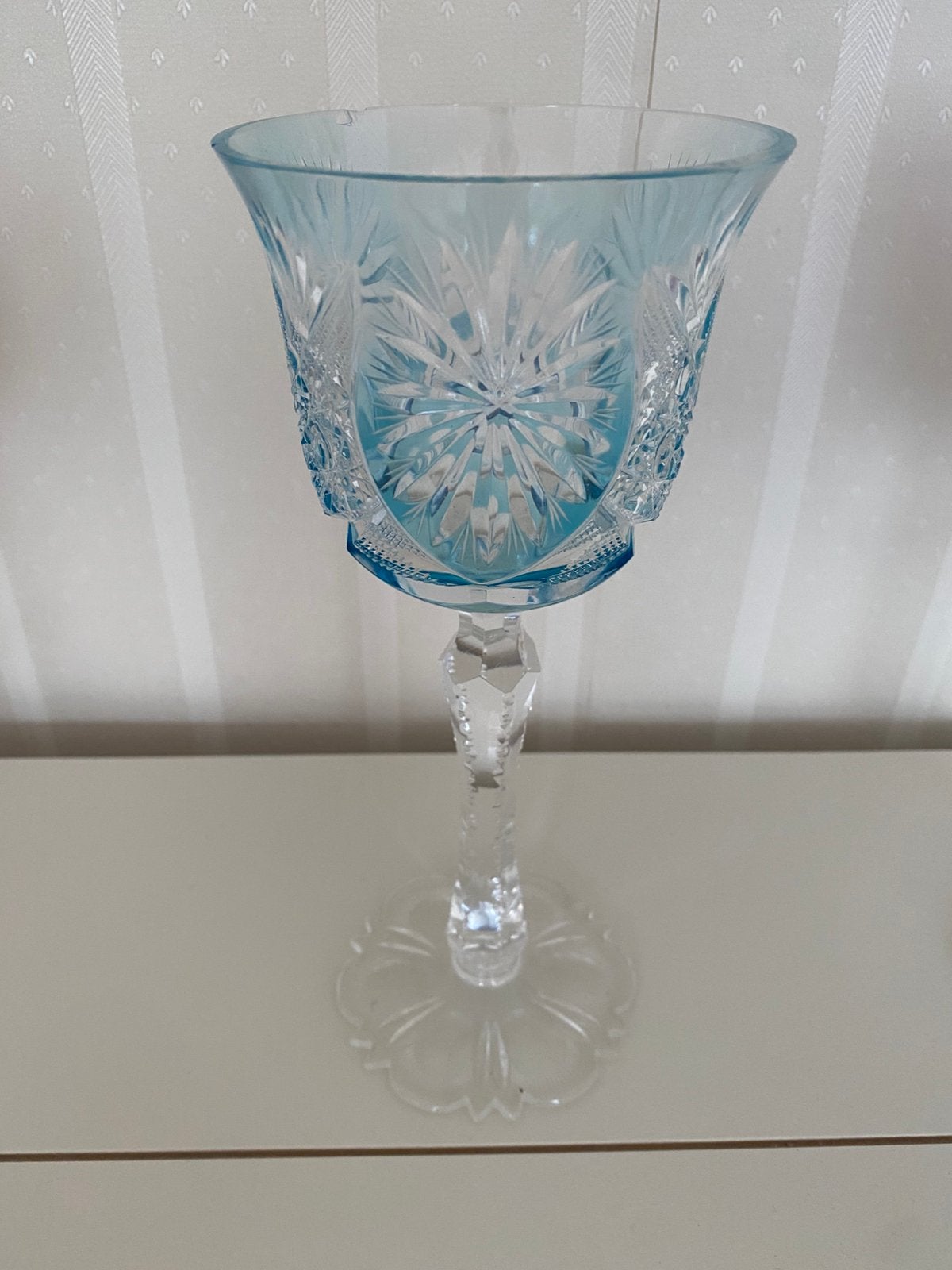 2 verschillende gekleurde geslepen kristallen glazen, Antiek en Kunst, Ophalen