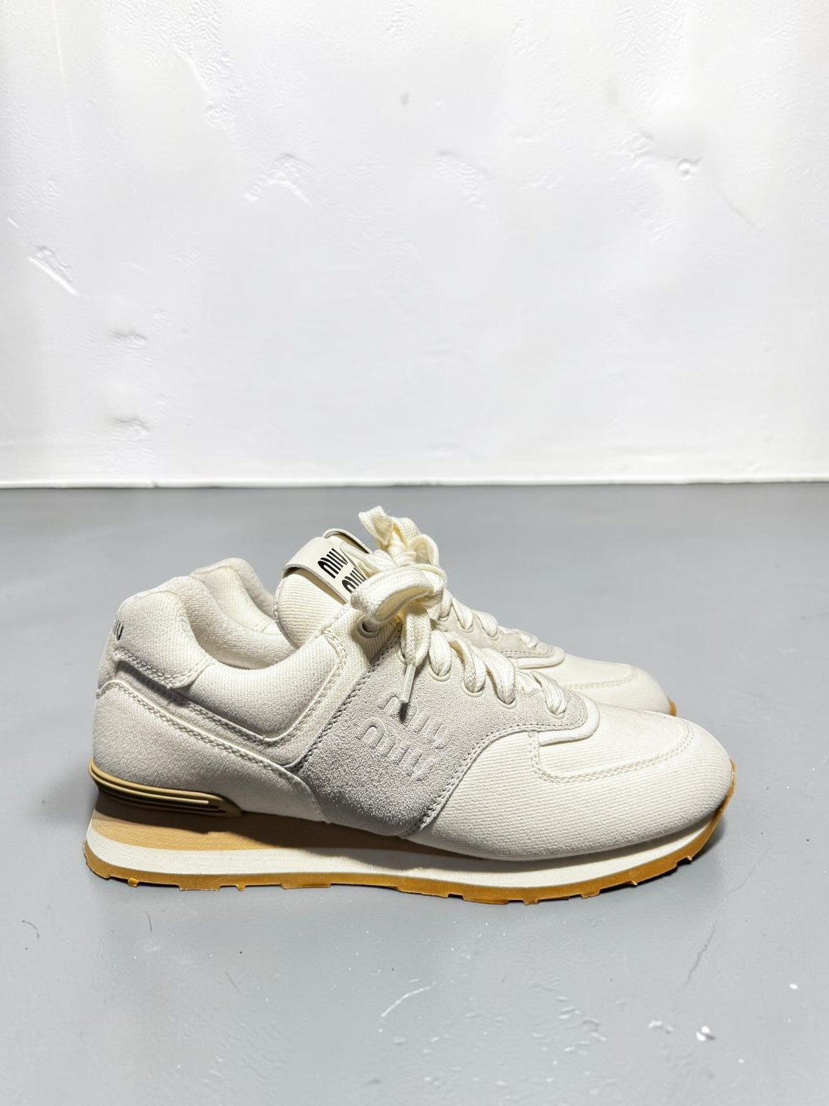 Miu Miu sneakers runners ecru creme wit canvas suède 39, Kleding | Dames, Schoenen, Beige, Nieuw, Ophalen of Verzenden, Sneakers of Gympen