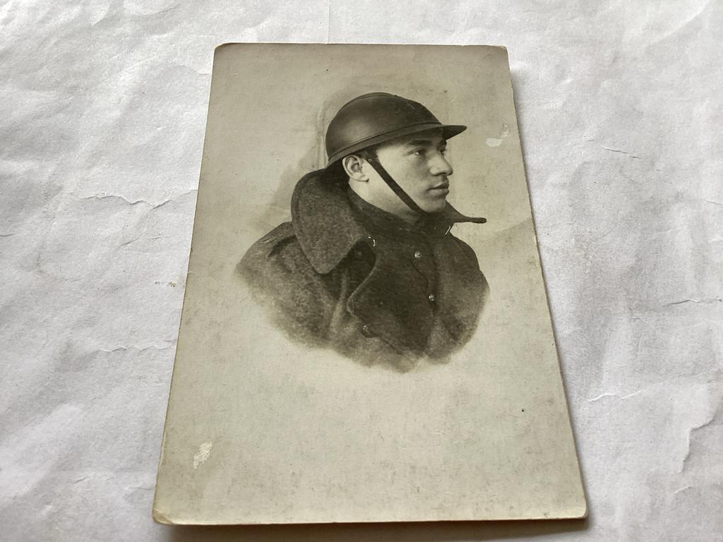 Vintage foto van soldaat met helm - WOI/WOII, Gebruikt, Foto, Ophalen of Verzenden, Voor 1940
