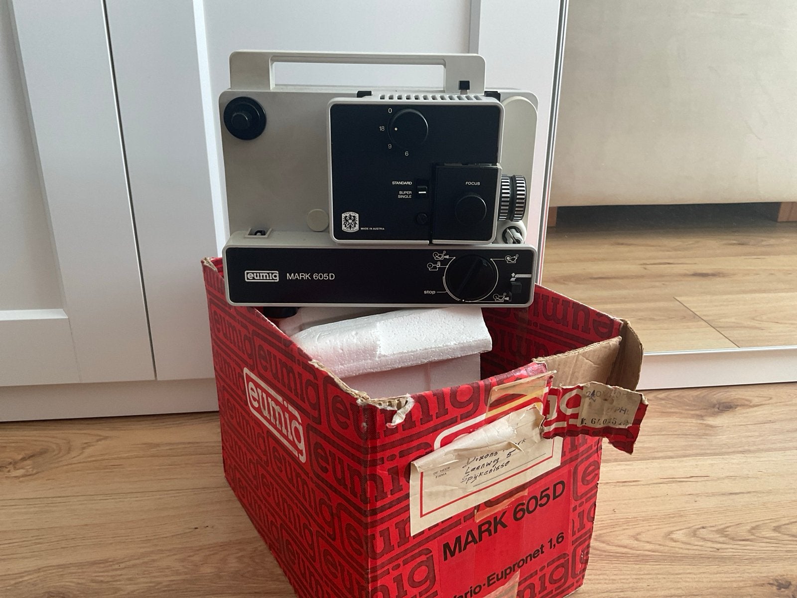 Eumig Mark 605D Super 8 filmprojector met originele doos, Ophalen of Verzenden, Gebruikt, Met scherm