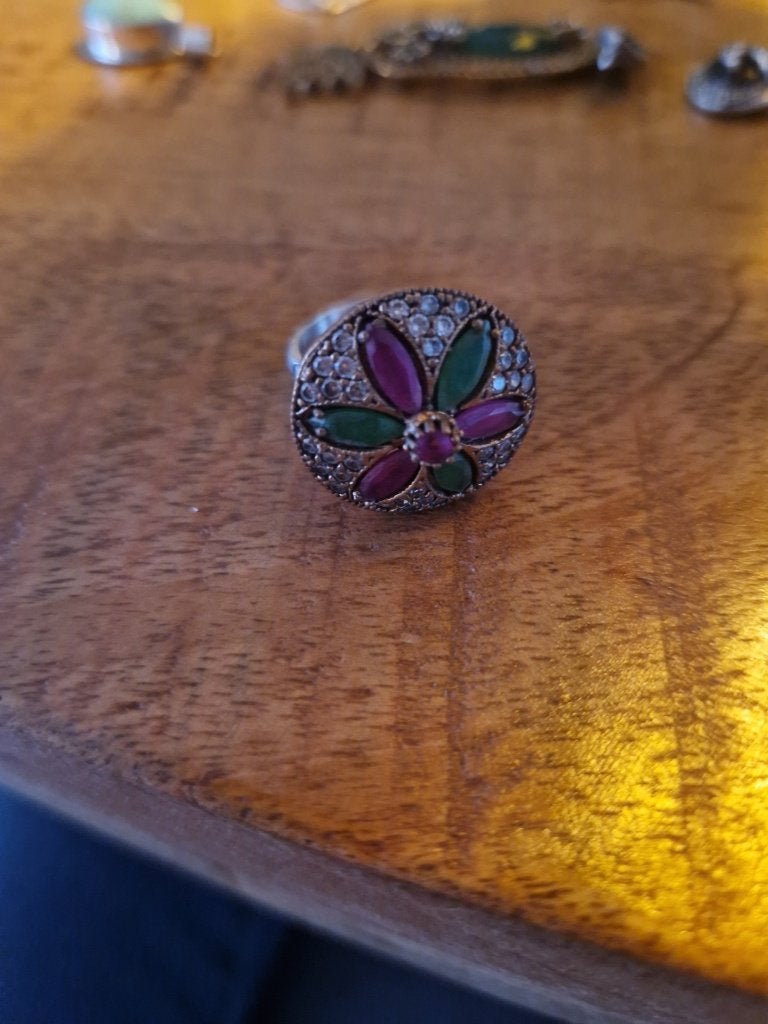Antieke, zilveren ring met smaragd/robijn. Maat 16,5., Ophalen of Verzenden, Zilver, Ring, Met edelsteen