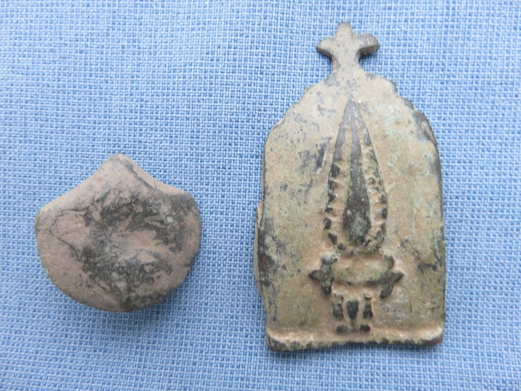 Middeleeuwen – 2 bodemvondsten van brons - 15e – 17e eeuw, Antiek en Kunst, Antiek | Koper en Brons, Ophalen of Verzenden, Brons