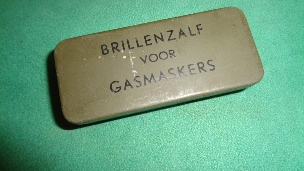 NL leger gasmasker gevuld blikje brillenzalf na oorlogs, Verzamelen, Verzenden, Landmacht, Nederland, Overige typen