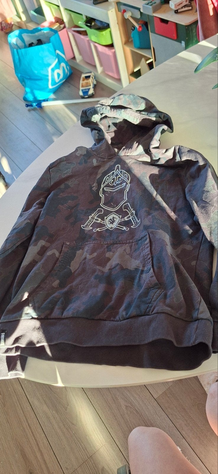 Zwarte camouflage trui met capuchon - Fortnite, Kinderen en Baby's, Kinderkleding | Maat 152, Trui of Vest, Zo goed als nieuw
